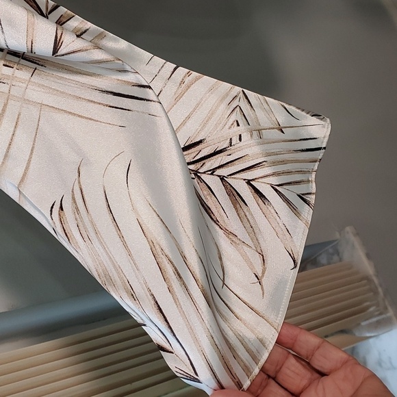 White house black market lovely woman's blouse,‎ long bell sleeves. Size small. - Picture 3 of 9